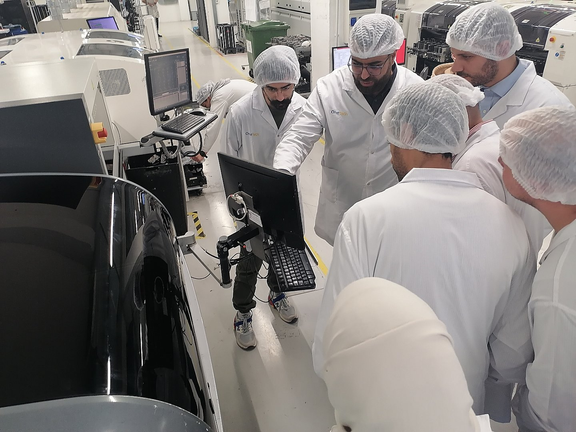 Photo des étudiants d'IASRIA à l'usine Eleonetech 