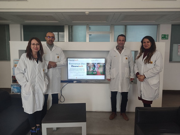 Photo du coordinateur du mastère avec des étudiants d'IASRIA à l'usine Eleonetech 